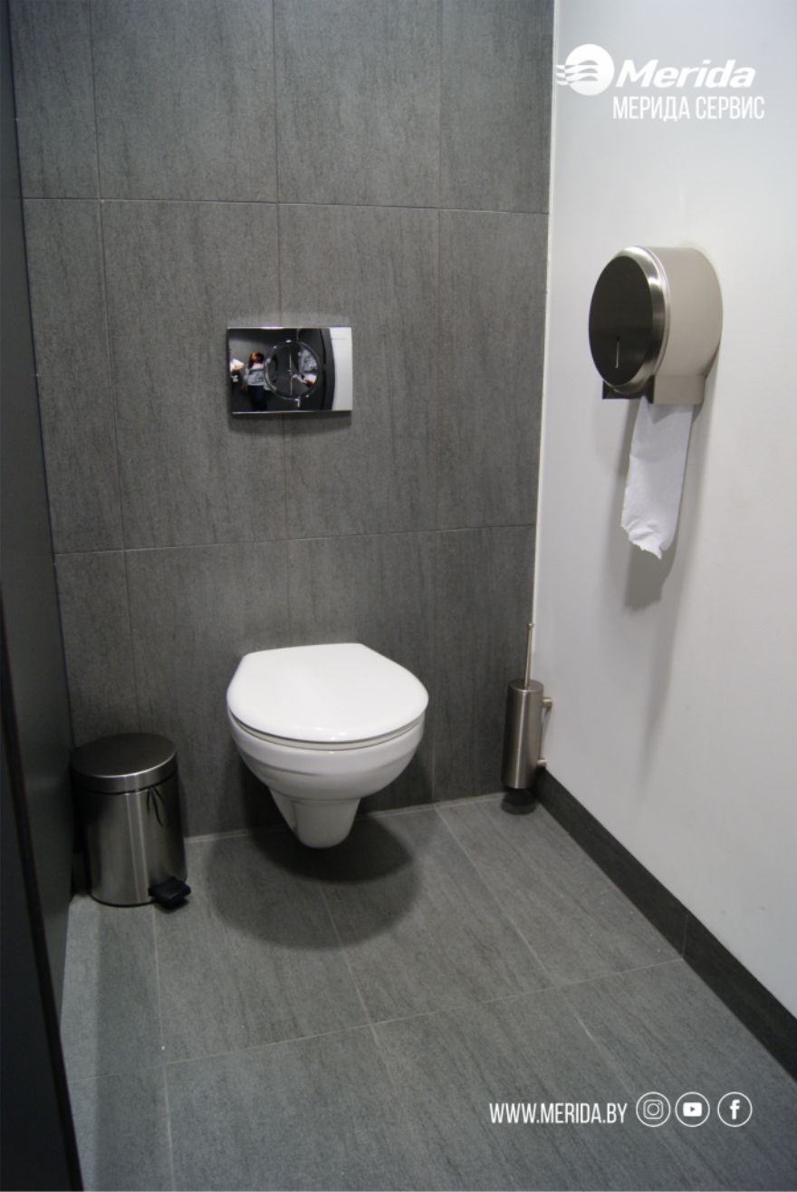 Индивидуальная кабина туалетной комнаты